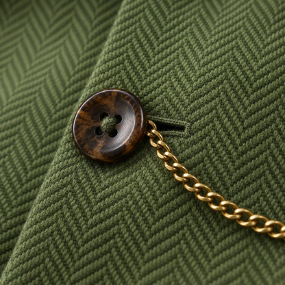 Bregenz-gilet olijfgroen – detail knoop en kettinkje